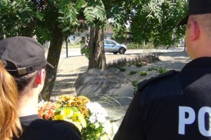 Policjanci z Warmii i Mazur upamiętnili 16 rocznicę śmierci Marka Cekały. Młodszy aspirant zginął ścigając bandytów