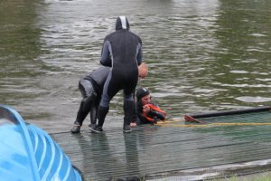 W rzece Elbląg znaleziono dryfujące ciało mężczyzny