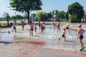  Elblążanie szukają ochłody w fontannach