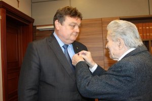 Prezydent Elbląga otrzymał Kombatancki Krzyż Zwycięstwa