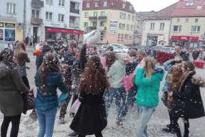  Bili się poduszkami