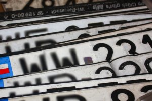  Policja zebrała porwane przez ulewę tablice rejestracyjne