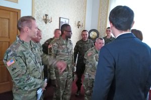 Amerykańscy żołnierze w urzędzie wojewódzkim