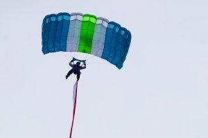 Paralotniarz wylądował obok linii wysokiego napięcia