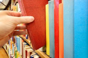 Ełcka biblioteka dostępna dla czytelników. Jednak są pewne obostrzenia