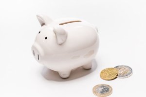 Prawie 60% Polaków nie oszczędza w ogóle, a tylko 20 % badanych deklaruje, że odkłada jakąś symboliczną kwotę