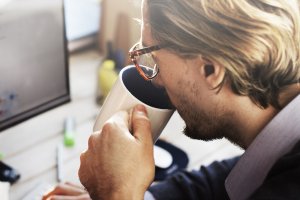 Uważaj na Wi-Fi w kawiarni. 