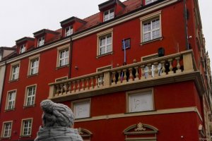  Kopia zegara słonecznego z Domu Królów zawisła w Elblągu