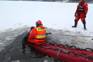 Strażacy ochotnicy uczą się ratownictwa lodowego. „Chodzi o to, żeby panika stała się drugoplanowa”
