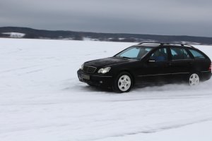 Policja skontrolowała kierowców, którzy chcieli się ścigać na zamarzniętych Śniardwach