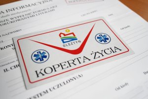 Koperta, która może uratować życie seniora. Gdzie powinna być schowana?