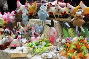 Kolorowe jarmarki wielkanocne na Warmii i Mazurach
