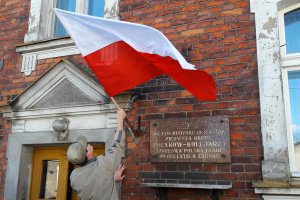 Zawiesili polską flagę na kamienicy. 79 lat temu do Olsztyna przybyli kolejarze