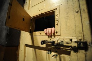 Zwabili kobietę, pobili, wielokrotnie zgwałcili i grozili śmiercią. Dziś sąd zdecydował o ich losie