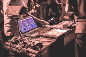 Muzyka elektroniczna w olsztyńskim Planetarium. Artyści postanowili nagrać teledysk