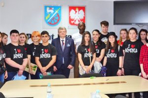 Młodzież z Erewania rozmawia z uczniami w Braniewie o różnicach kulturowych