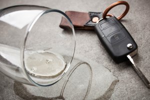 Mimo trzech sądowych zakazów prowadzenia samochodu, pijany jeździł ulicami Pieniężna