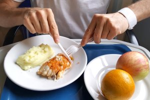 Koniec z szarą codziennością na talerzu? Nowe standardy żywienia w szpitalach