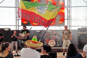 Kolorowe flagi, tłum ludzi i egzotyczna muzyka. Do niedzieli w Ostródzie trwa Reggae Festival