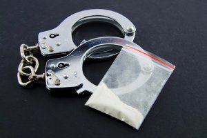 Narkotyki w mieszkaniu w Braniewie. Dwaj mężczyźni z zarzutami