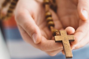 Katolicy modlili się w intencji ojczyzny i pokoju na świecie. Różaniec do granic zgromadził tysiące wiernych