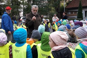 Przedszkolaki  dokarmiają dzikie zwierzęta. Przywiozły  żołędzie i kasztany