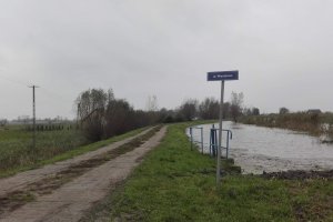 W Raczkach Elbląskich przerwało wał przeciwpowodziowy. Na miejscu pracowali strażacy