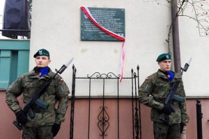 W Elblągu odsłonięto tablicę upamiętniającą ofiary komunistycznej bezpieki