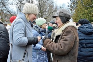 Mieszkańcy Węgorzewa spotkali się w centrum miasta aby przełamać się opłatkiem