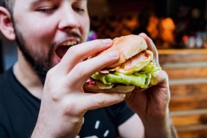 Aż 70% Polaków nie je śniadania w domu.  Eksperci biją na alarm