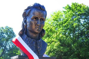 Została rozstrzelana w wieku 17 lat. 