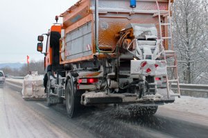 Śnieżna niedziela w regionie. Uwaga na śliskie drogi i rosnący poziom rzek