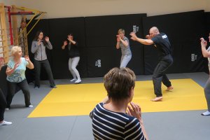 Podstawowy kurs samoobrony na Dzień Kobiet. Policjanci szkolili nauczycielki