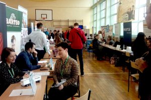 Kilkudziesięciu wystawców i setki odwiedzających. Targi pracy w Zespole Szkół Budowlanych w Olsztynie