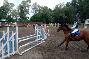 Jeźdźcy w różnym wieku rywalizowali w skokach przez przeszkody