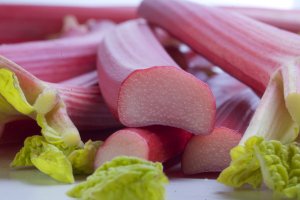 Majowe ciasto rabarbarowe z cytrynową pianką