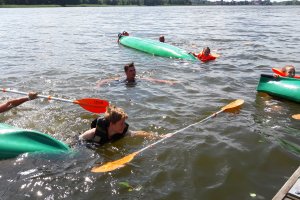 Nauka bezpiecznych zachowań na wodzie pod okiem płetwonurków. Szkolenie przeszło ponad tysiąc uczniów