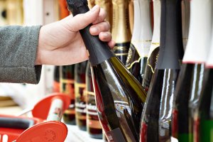 Coraz więcej gmin ogranicza nocną sprzedaż alkoholu