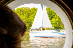 Terapeuci na pokładzie jachtów. W rejs po mazurskich jeziorach wypłyną razem z dziećmi wymagającymi wsparcia