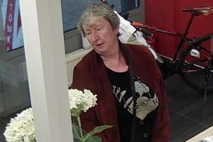 Policja poszukuje kobiety ze zdjęcia. Sprzedawała podrabiane złoto