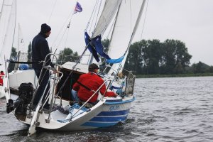 Silne podmuchy wiatru na mazurskich jeziorach. Migają maszty ostrzegawcze