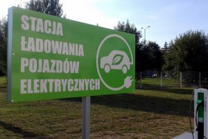 Dobra wiadomość dla posiadaczy samochodów elektrycznych. W Ełku otwarto stację ładowania pojazdów na prąd