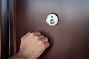 Podają się za urzędników i namawiają do podpisania umów
