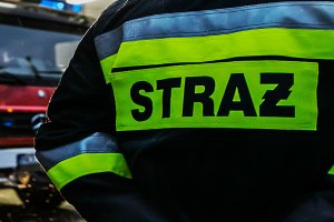 Zamiast pożaru mieszkania, strażacy zastali pijanych mężczyzn. Bezpodstawne wezwanie skończyło się mandatem