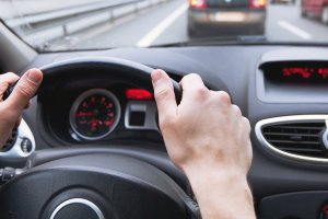 Pod prąd ekspresową siódemką. „To skrajna nieodpowiedzialność kierowców”