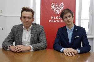 Jak plakaty wyborcze mogą pomóc zwierzętom ze schronisk? Członkowie Młodej Prawicy mają na to pomysł