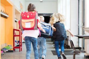 Czy uczniowie noszą za ciężkie tornistry? Kuratorium Oświaty zapowiada kontrole