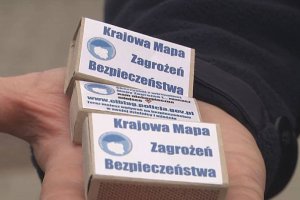 Nietypowa forma promocji Krajowej Mapy Zagrożeń Bezpieczeństwa w Elblągu. Logo akcji pojawiło się na zapałkach