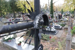 Zapalając znicze wspominamy tych, którzy odeszli. Jak było dawniej?