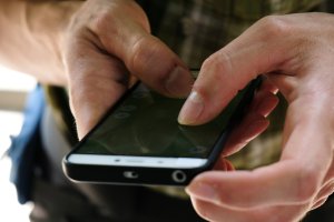 Seniorka spała z psem, żeby się ogrzać. Telefon z zagranicy uruchomił pomoc